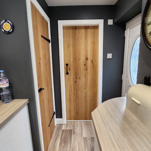 RUSTIC OAK UNFINISHED LEDGED INTERNAL DOOR