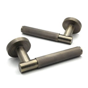 VELO LINEAR LEVER DOOR HANDLE ON ROUND ROSE – ANTIQUE BRASS